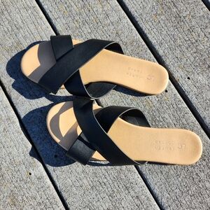 LC Lauren Conrad Black and Tan Sandals